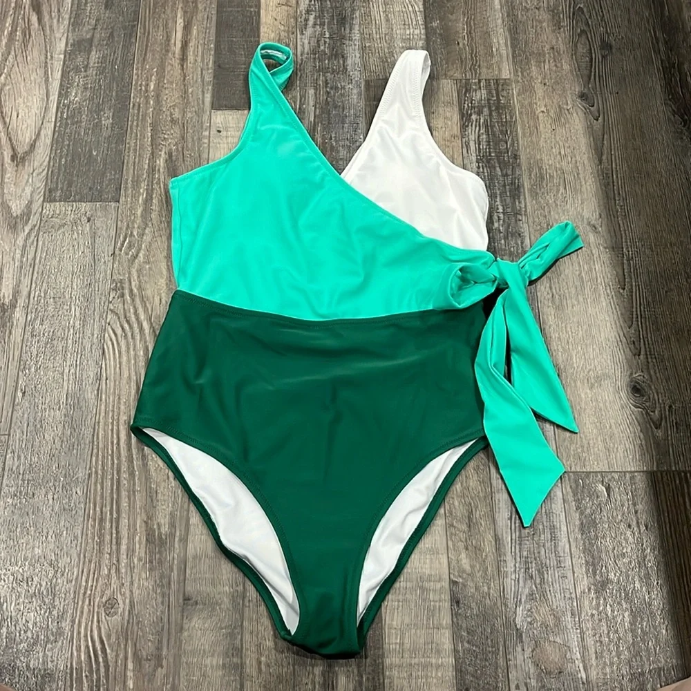 One piece bathing suit - Picture 1 of 2